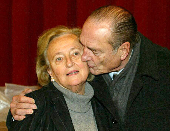 جاك-شيراك-يقبيل-زوجته-برناديت-بعد-فوزها-كمرشحة-إقليمية-فى-الجولة-الأولى-من-الانتخابات-الإقليمية-الفرنسية-فى-كوريز