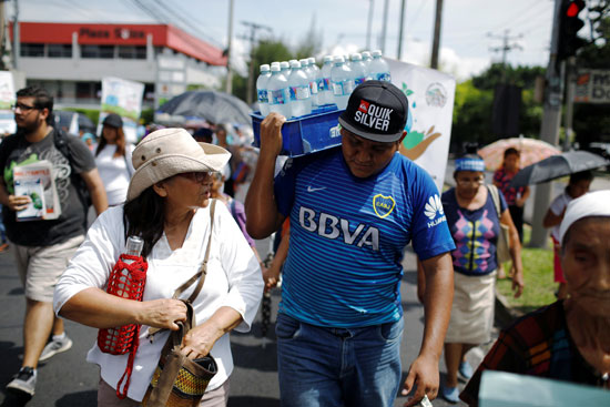 مواطنون يشاركون فى تظاهرات ضد خصخصة المياه