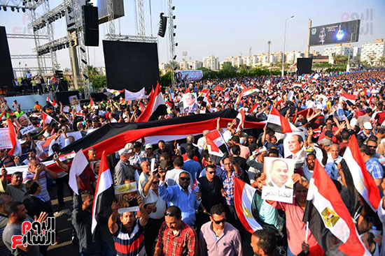 مسيرات حاشدة واحتفالات فى حب مصر أمام المنصة (34)