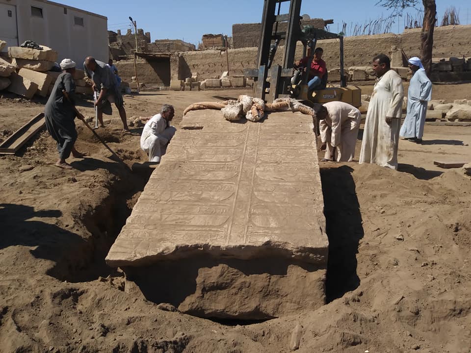 عمال آثار الأقصر يرفعون ويحفظون أحجار سقف معبد مونتو (3)