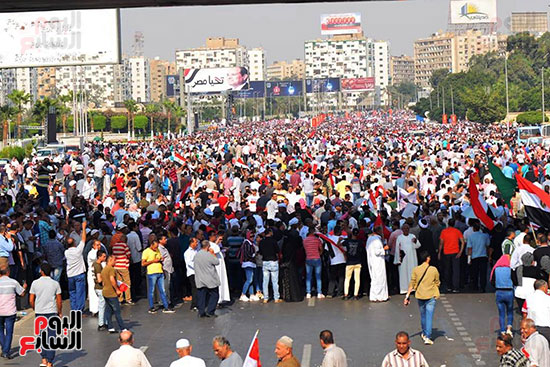 مسيرات حاشدة واحتفالات فى حب مصر أمام المنصة (1)