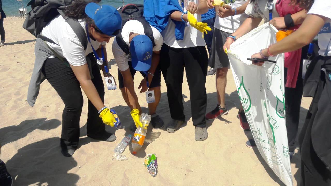 الشباب ينظفون الشواطئ (7)