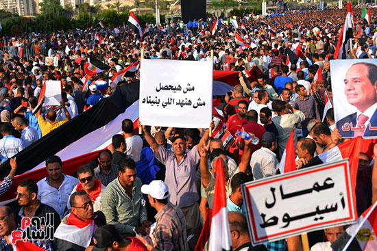 مسيرات حاشدة واحتفالات فى حب مصر أمام المنصة (29)