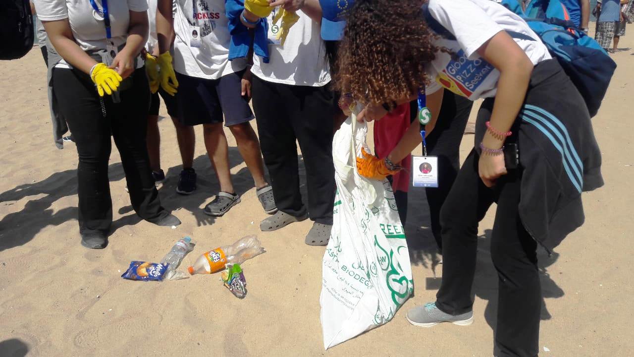 الشباب ينظفون الشواطئ (21)
