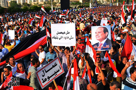 مسيرات حاشدة واحتفالات فى حب مصر أمام المنصة (20)