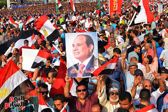 مسيرات حاشدة واحتفالات فى حب مصر أمام المنصة (14)