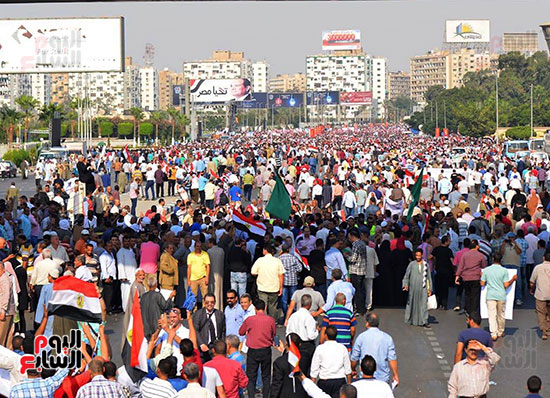 مسيرات حاشدة واحتفالات فى حب مصر أمام المنصة (3)
