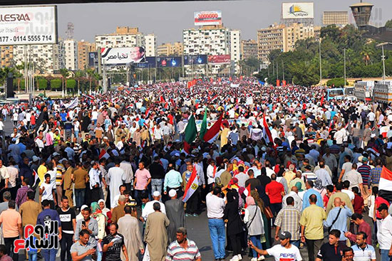 مسيرات حاشدة واحتفالات فى حب مصر أمام المنصة (11)