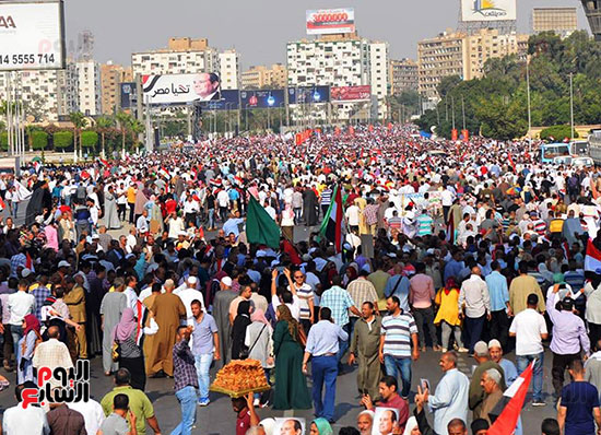 مسيرات حاشدة واحتفالات فى حب مصر أمام المنصة (2)