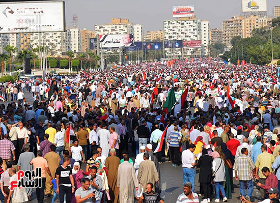 مسيرات حاشدة واحتفالات فى حب مصر أمام المنصة (5)