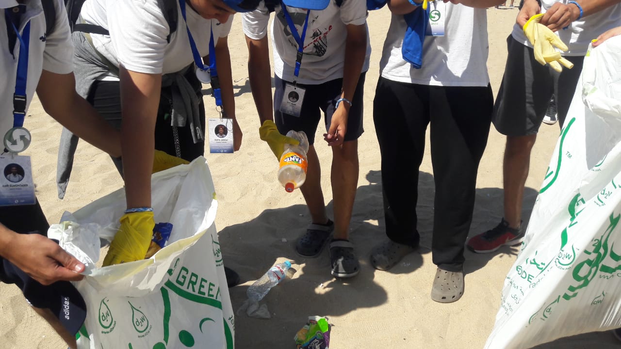 الشباب ينظفون الشواطئ (10)