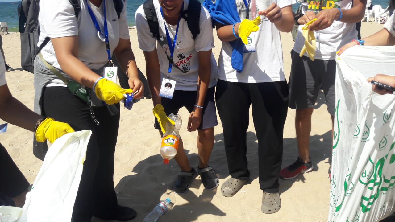 الشباب ينظفون الشواطئ (16)