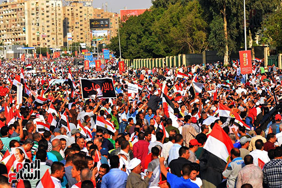 مسيرات حاشدة واحتفالات فى حب مصر أمام المنصة (26)