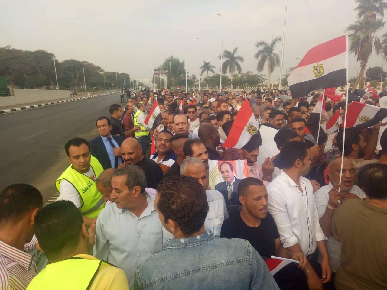 المصريون يستقبلون الرئيس السيسى
