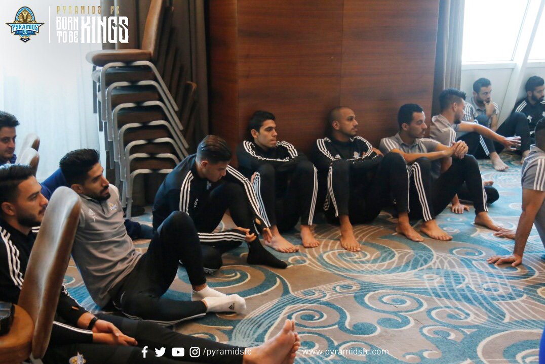 بيراميدز ينشر صوراً أداء الفريق لصلاة الجمعة فى الجزائر