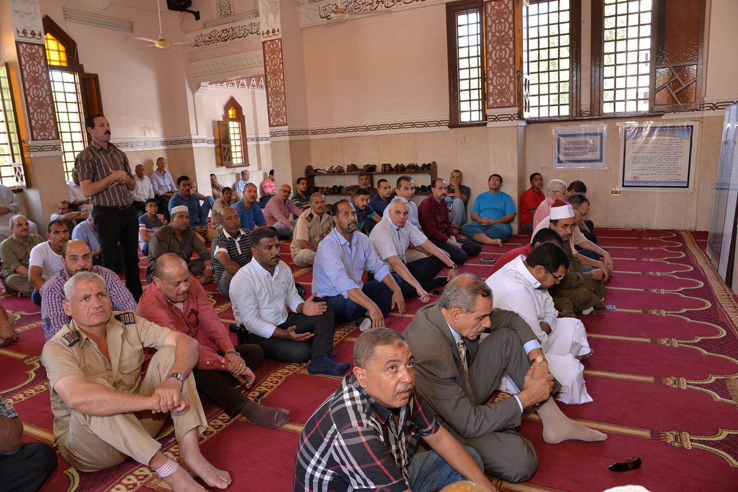 صلاة ظهر الجمعة بمسجد العزبي (2)