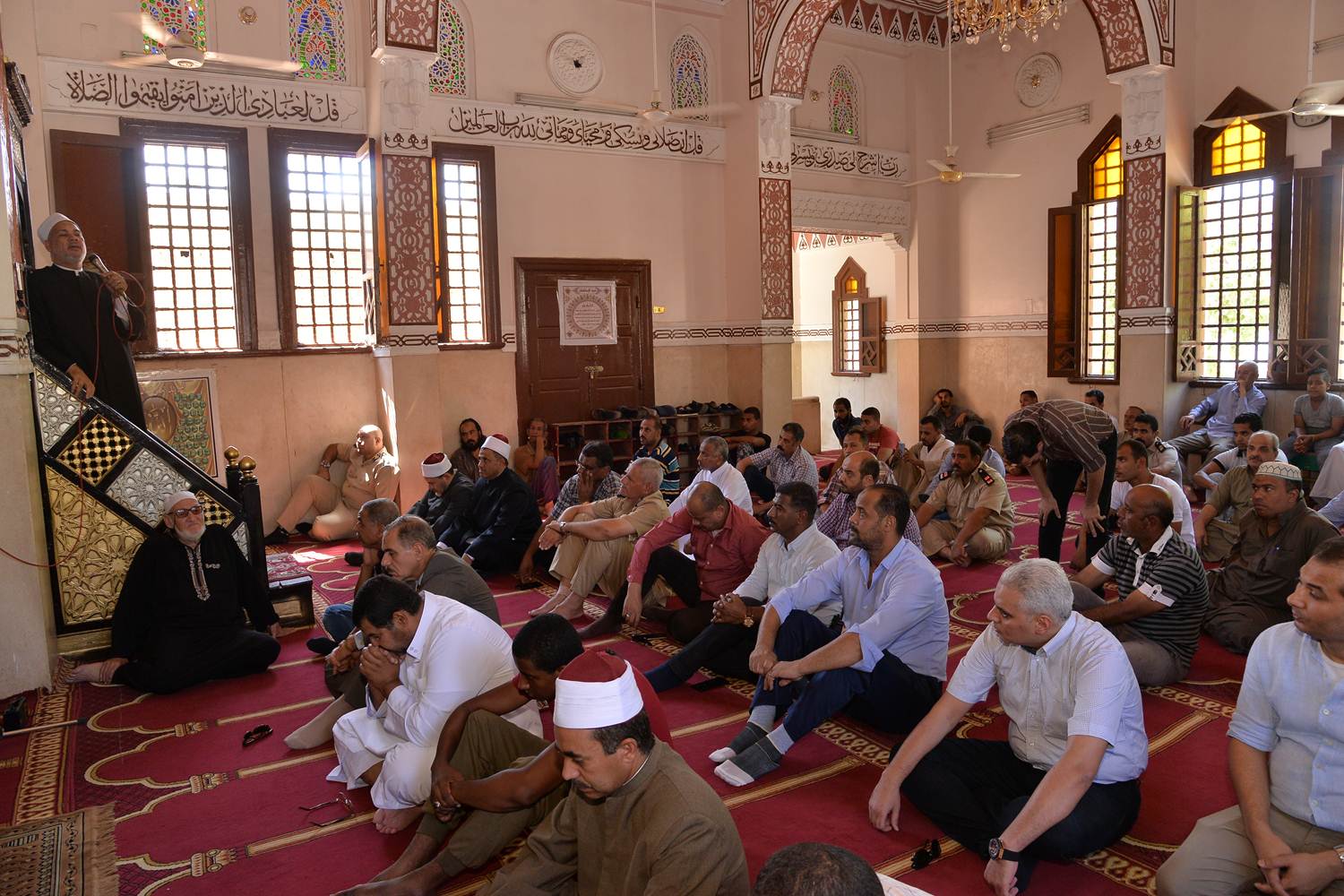 صلاة ظهر الجمعة بمسجد العزبي (1)
