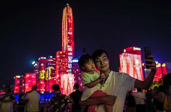 صينيون يحتفلون بذكرى تاسيس الجمهوريه