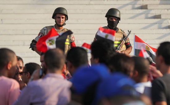 قوات الأمن تؤمن المتظاهرين
