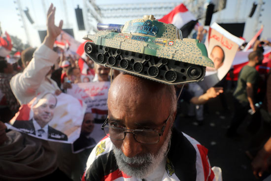 رجل يشارك فى مظاهرات تأييد الدولة المصرية
