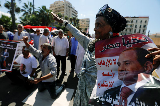 سيدة ترفع صورة الرئيس فى مسيرات الإسكندرية