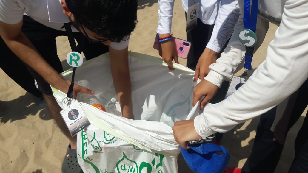 الشباب ينظفون الشواطئ (6)
