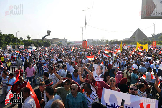 مسيرات حاشدة واحتفالات فى حب مصر أمام المنصة (18)