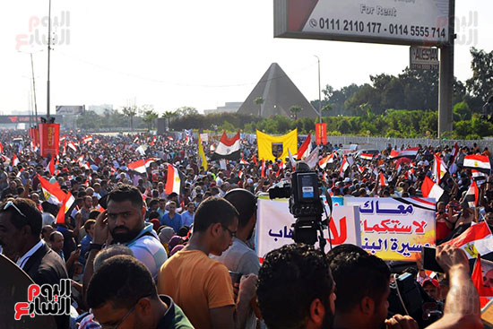 مسيرات حاشدة واحتفالات فى حب مصر أمام المنصة (25)