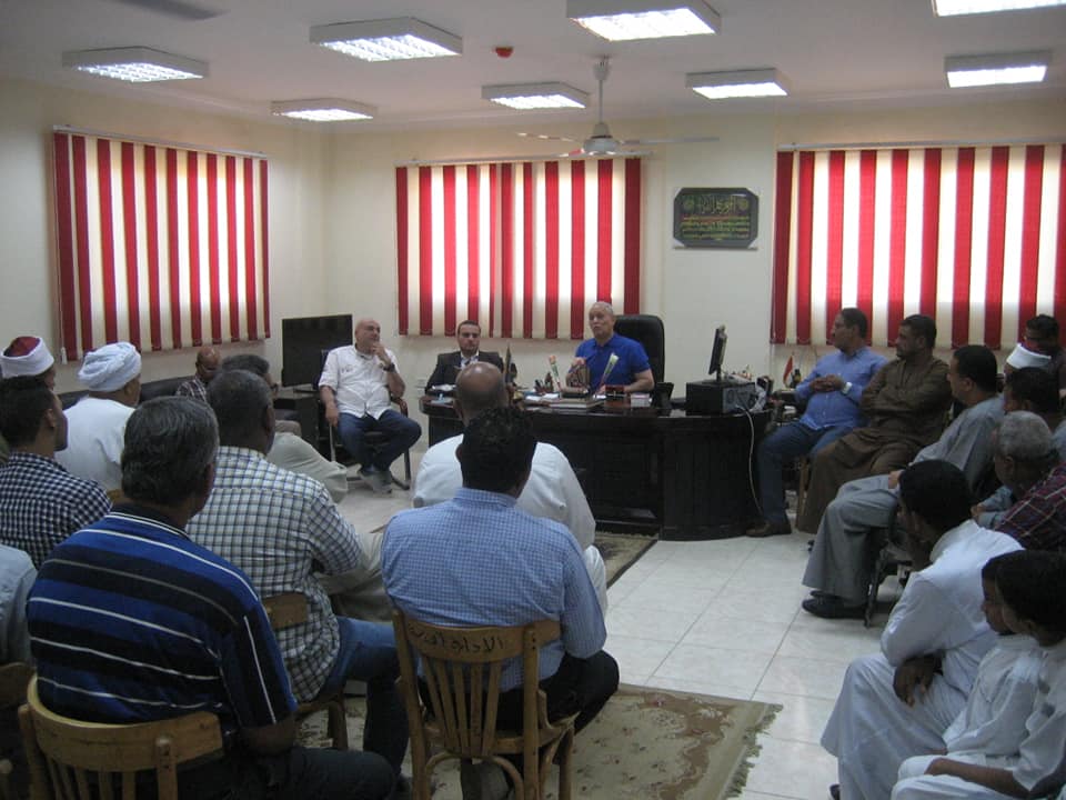 محافظ الأقصر يعقد لقاء شعبي بمدينة الطود لمناقشة المشروعات التنموية وتطورات العمل بها  (2)