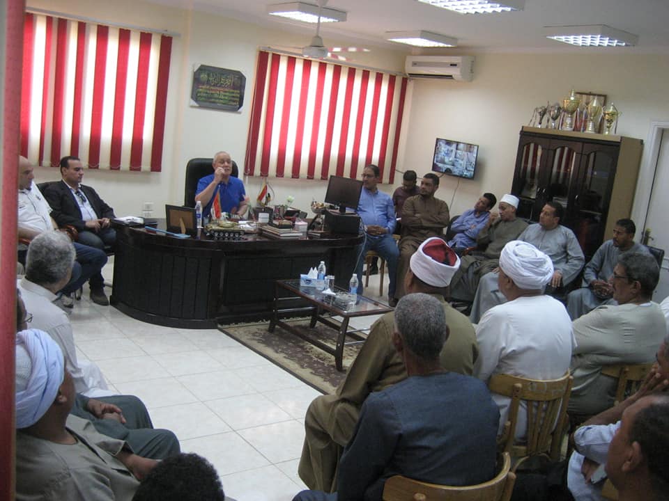 محافظ الأقصر يعقد لقاء شعبي بمدينة الطود لمناقشة المشروعات التنموية وتطورات العمل بها  (1)