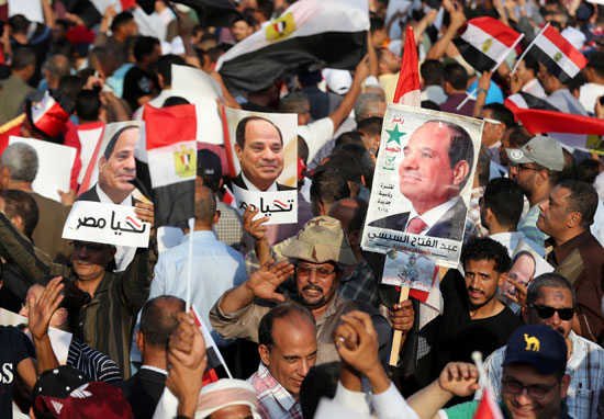 صور الرئيس السيسى فى أيدى المتظاهرين