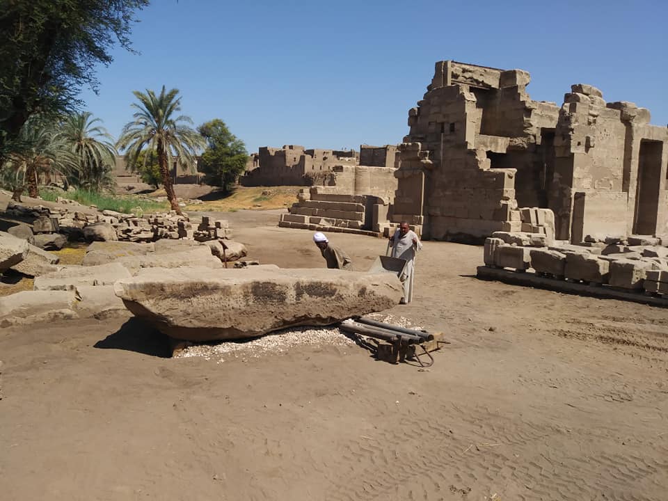 عمال آثار الأقصر يرفعون ويحفظون أحجار سقف معبد مونتو (2)