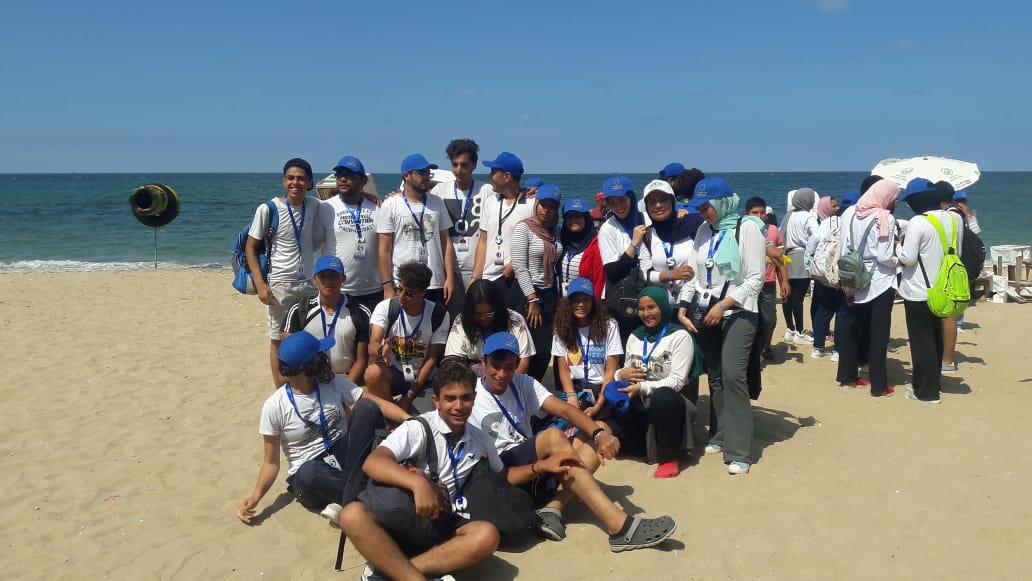 الشباب ينظفون الشواطئ (17)