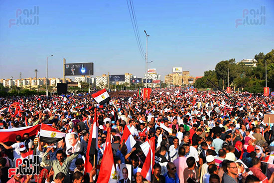 مسيرات حاشدة واحتفالات فى حب مصر أمام المنصة (21)