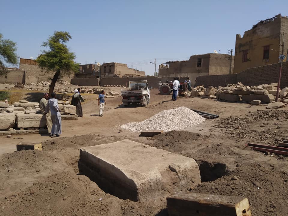 عمال آثار الأقصر يرفعون ويحفظون أحجار سقف معبد مونتو (4)