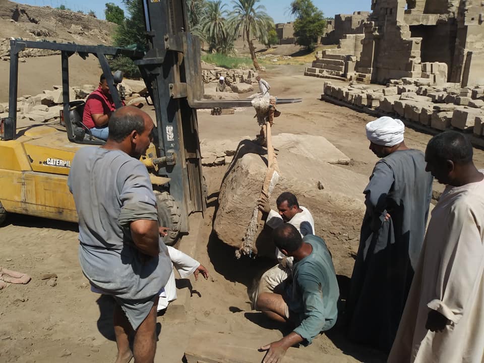 عمال آثار الأقصر يرفعون ويحفظون أحجار سقف معبد مونتو (1)
