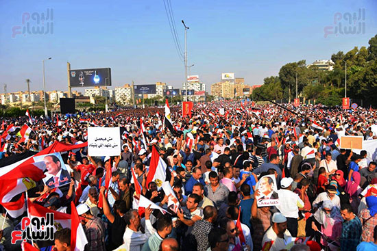 مسيرات حاشدة واحتفالات فى حب مصر أمام المنصة (32)