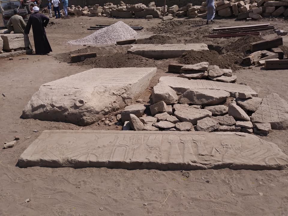 عمال آثار الأقصر يرفعون ويحفظون أحجار سقف معبد مونتو (5)