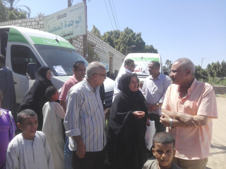 رئيس مدينة إسنا يتفقد قافلة طبية للكشف علي أهالي قرية العضايمة (3)