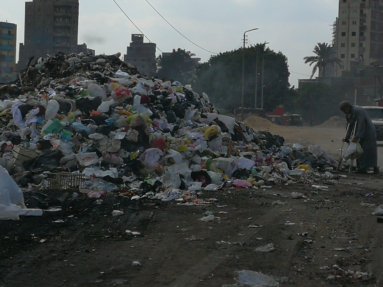 القمامة تحاصر شركة طنطا للزيوت والصابون (6)
