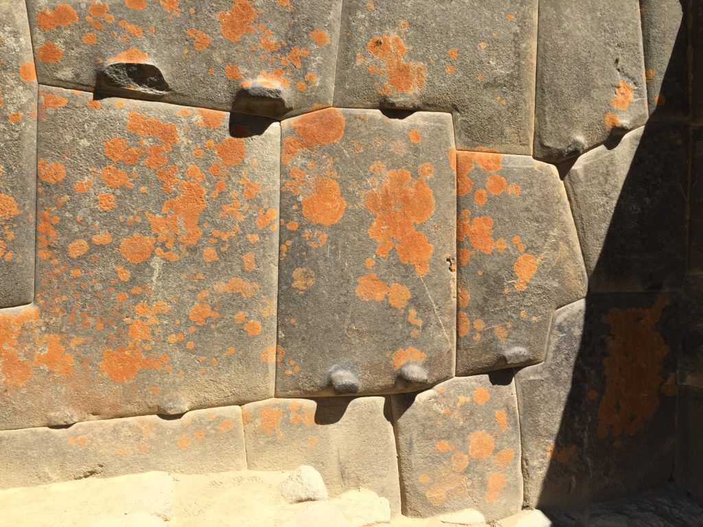 استفادت الأنكا من الكسور الموجودة مسبقًا في الأحجار المحلية لتقليل كمية الطاقة اللازمة لإنشاء أعمالها الحجرية الرئيسية