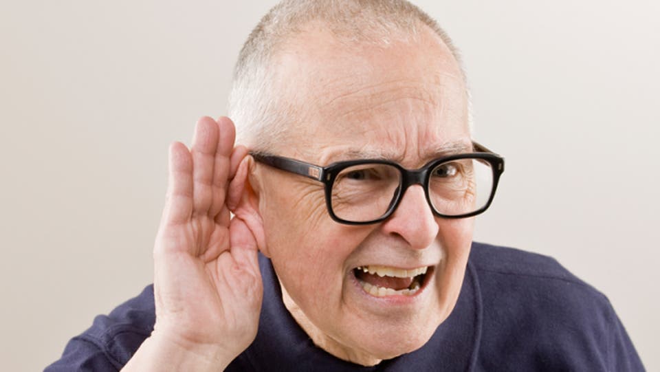 كبار السن يواجهون خطر ضهف السمع