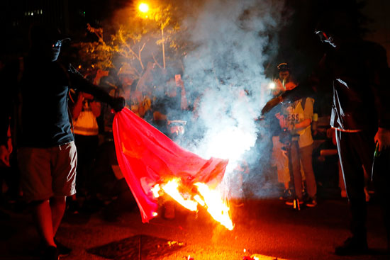 المتظاهرين يشعلون النيران