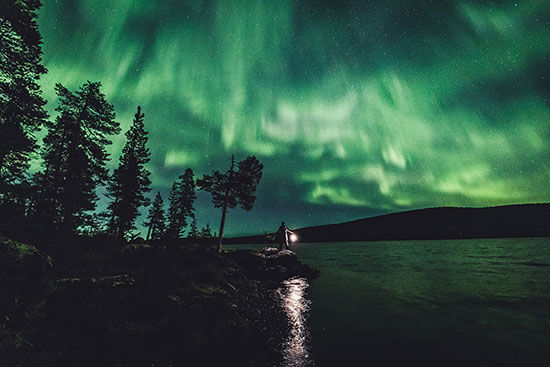 سماء فنلندا تتحول للون الأخضر فى ظاهرة الشفق القطبى