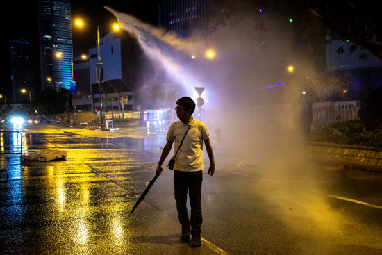 شرطة هونج كونج تطلق الغاز