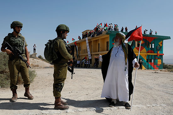 مسن يواجه جندى من قوات الاحتلال