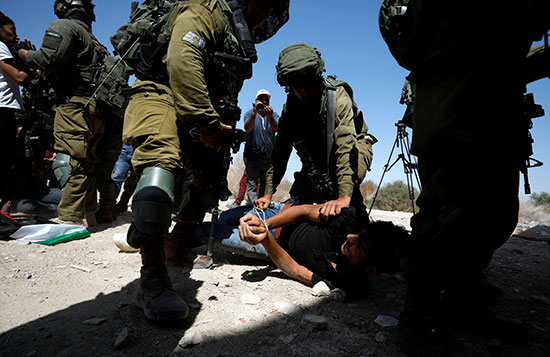 قوات الاحتلال تعتقل الفلسطينين