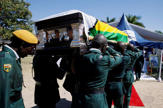 حمل جثمان رئيس زيمبابوى السابق روبرت موجابى