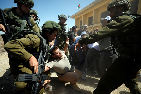 اعتقال فلسطينى خلال المظاهرات