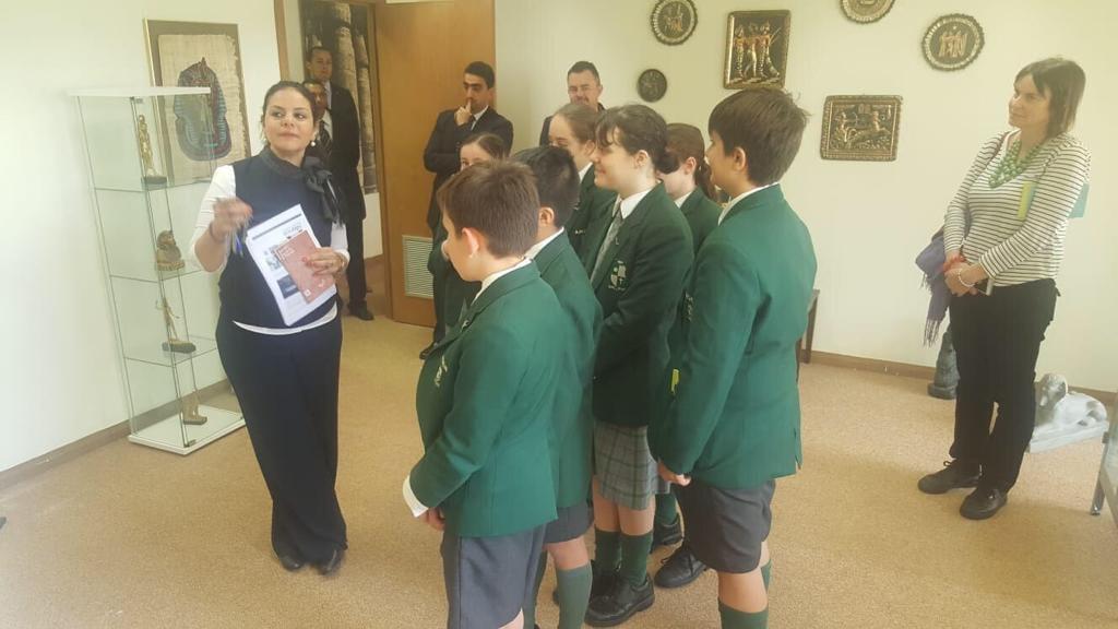 السيدة علياء أبو النجا تشرح للطلاب تاريخ مصر الفرعونية 